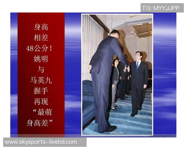 姚明与老虎亲密合影展现人与自然和谐共生的美好瞬间