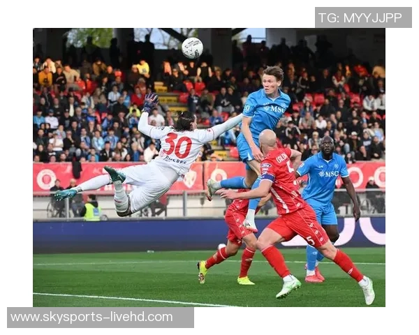 意甲精彩对决多特蒙德3-0击败那不勒斯神扑瞬间引发全场欢呼 意甲精彩对决多特蒙德3-0击败那不勒斯神扑瞬间引发全场欢呼